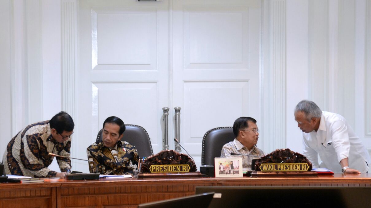 Presiden Joko Widodo memimpin rapat terbatas dengan sejumlah Menteri Kabinet Kerja, Rabu, (2/8) di Kantor Presiden, Jakarta. (Foto: Biro Pers/Setpres)