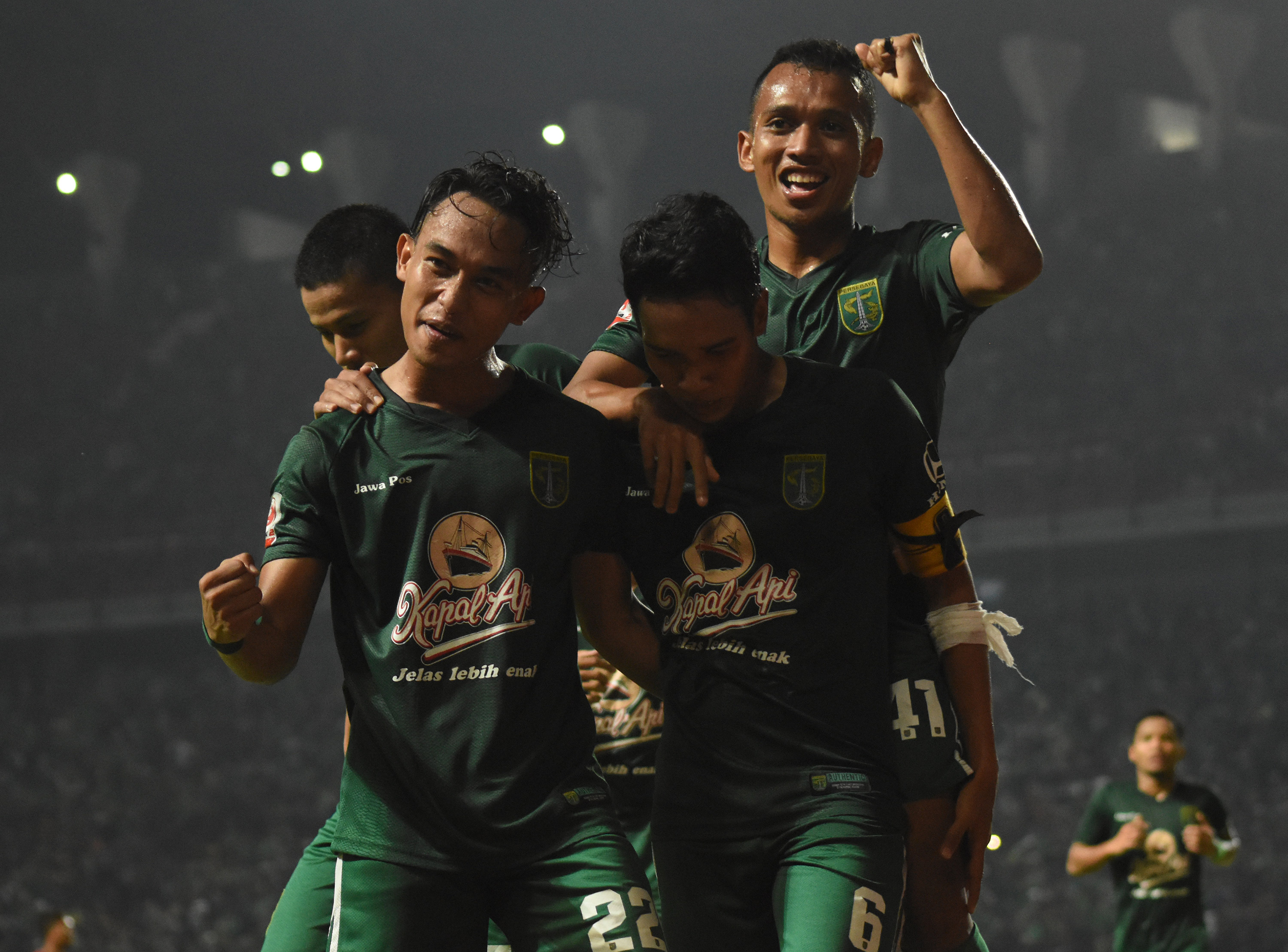 Selebrasi gol kedua Persebya yang di cetak oleh Misbakus Solikin di menit 46 saat menjamu PSBI Blitar di Gelora Bung Tomo Surabaya, (2/8). (Foto: hrs/ngopibareng.id)