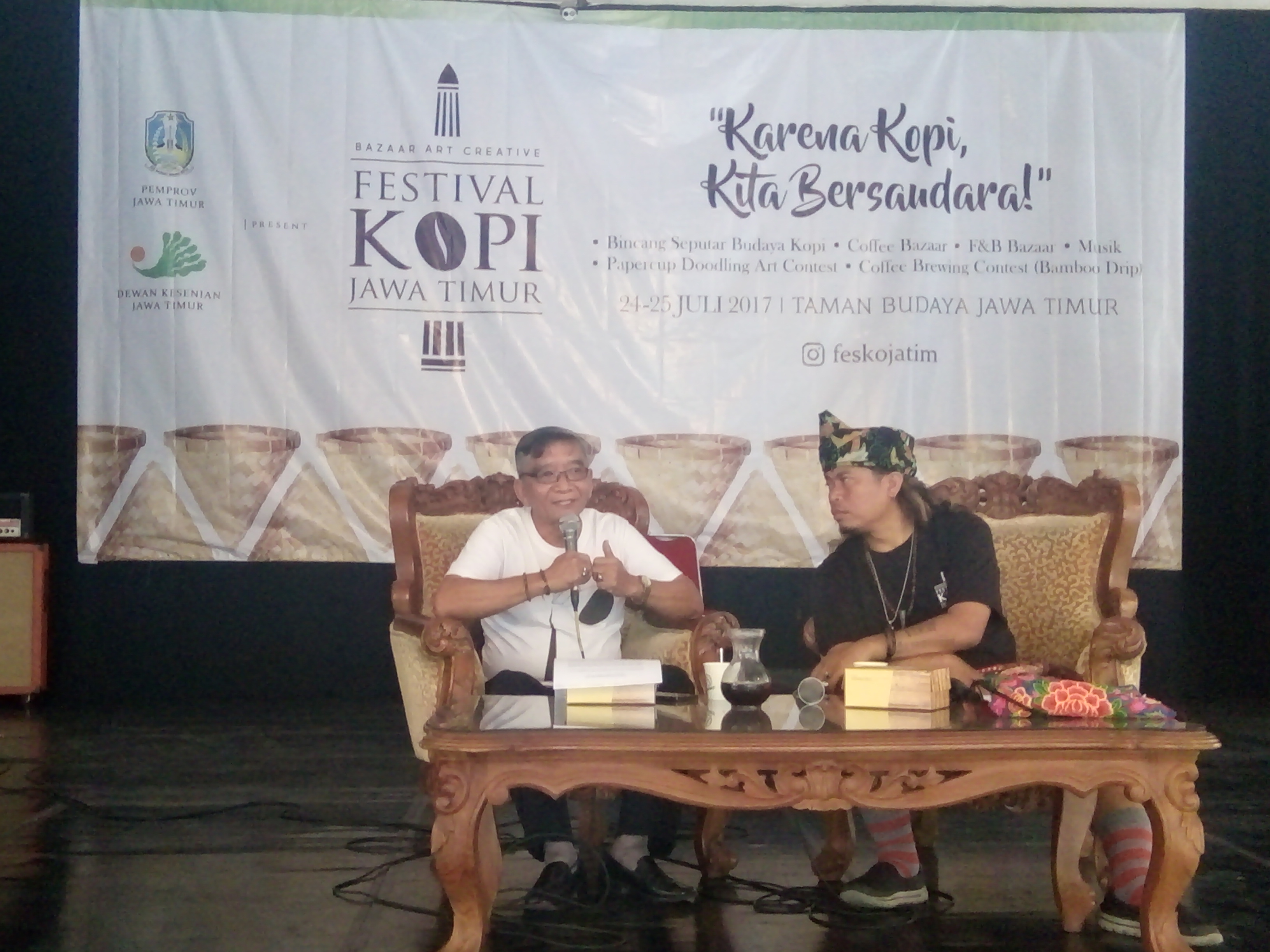 Bambang Sriono (kiri) dalam sesi seminar perkopian di Dewan Kesenian Jawa Timur. foto:widikamidi