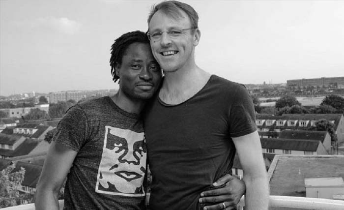 Bisi Alimi (kanan), aktivis gay Nigeria bersama pasangan hidupnya, Anthony. (foto: therealgist.com)