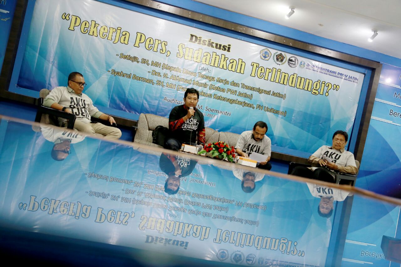 Kasus PHK Koran Sindo menjadi salah satu bahasan dalam diskusi yang digelar di Kampus Unitomo, Surabaya, Jumat (4/8). 