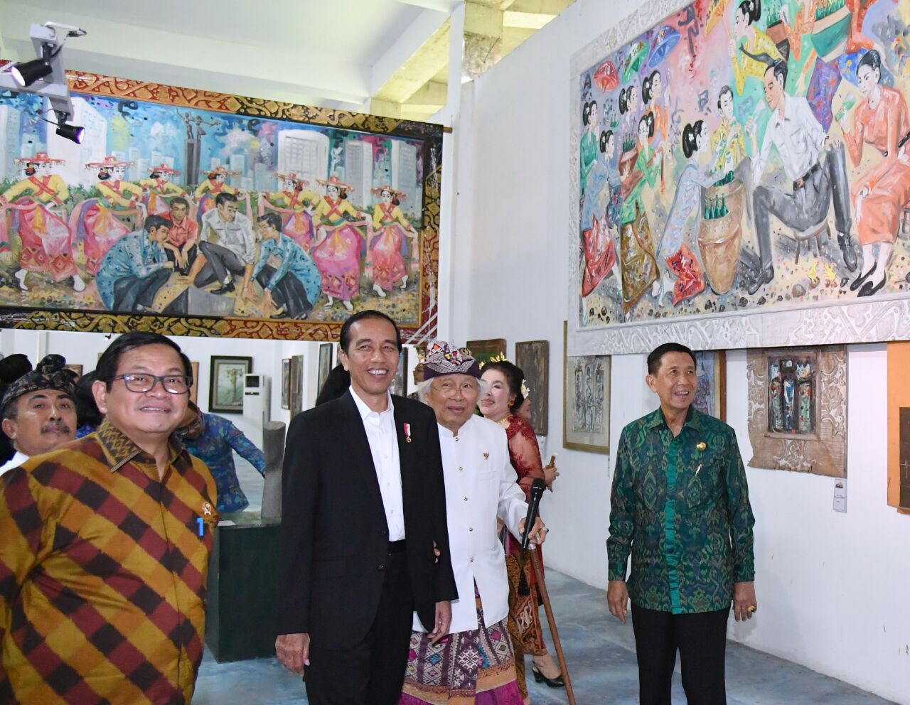 Presiden Joko Widodo kaget melihat potret lukisannya minum jamu di museum lukisan klasik dan museum kontemporer Nyoman Gunarsa yang berada di Bali, Jumat (4/8). (Foto: Biro Pers/Setpres)
