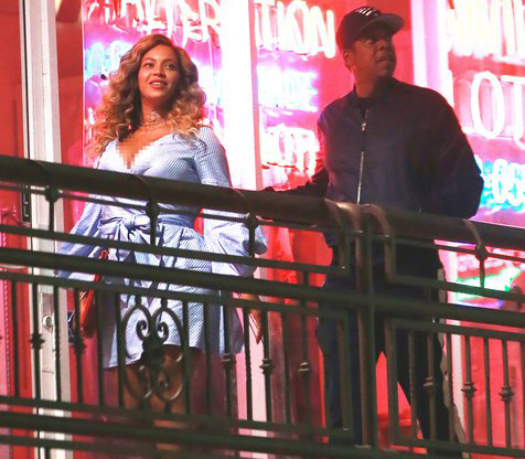 ROMANTIS: Beyonce dan Jay Z tertangkap kamera usai makan malam di salah satu Mall di West Hollywood AS.