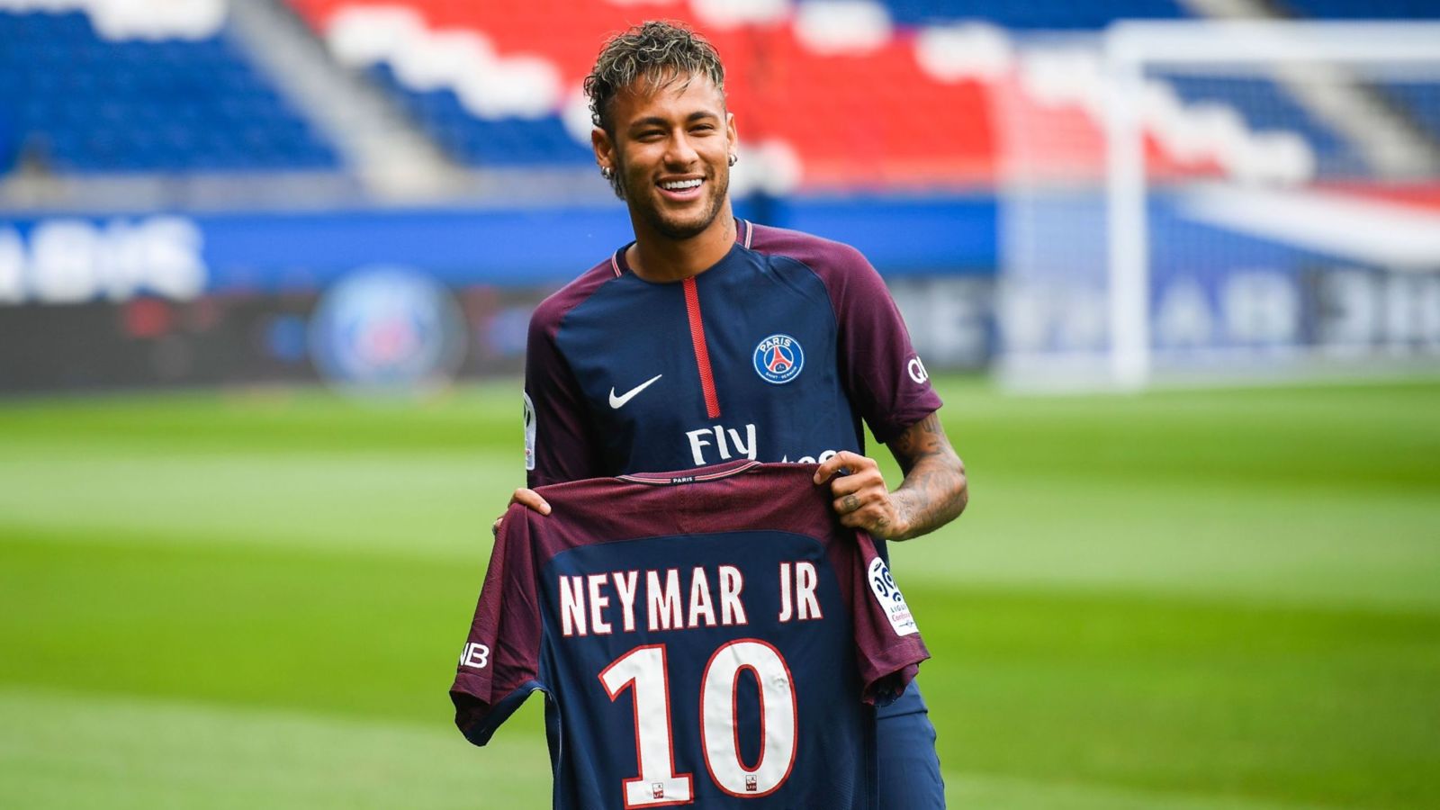 Neymar saat memperkenalkan jersey baru yang akan dipakai bersama PSG, musim ini. 