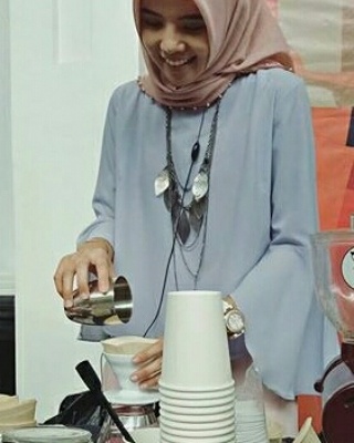 Melinda, tokoh muda hijabers surabaya saat menyeduh kopi bersama komunitas Pasukan Berani Ngopi. foto:dok 