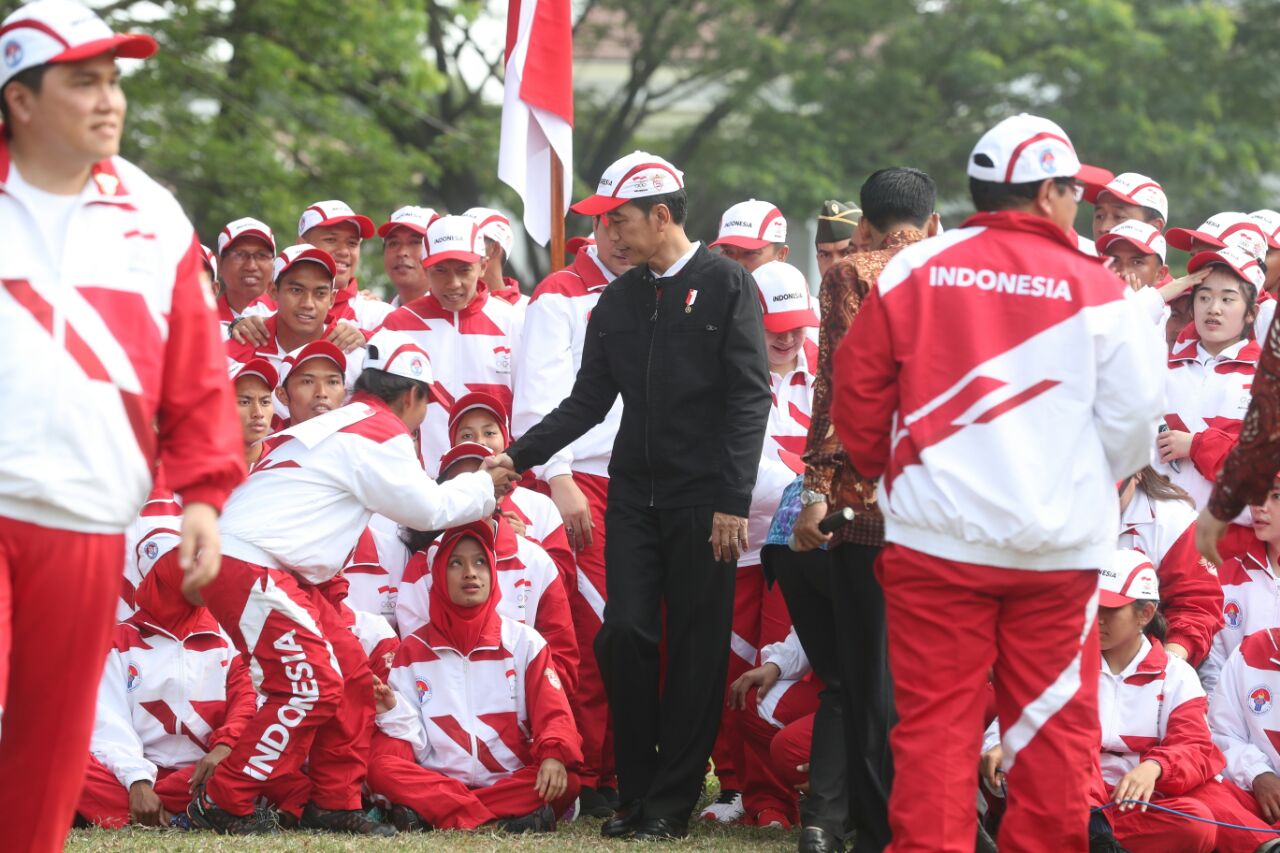 Presiden Jokowi menyalami satu persatu atlet dan official Indonesia yang akan berjuang di Sea Games 2017/Malaysia dalam acara pelepasan kontingen di Halaman Istana Presiden, pagi tadi. Foto;kemenpora.go.id