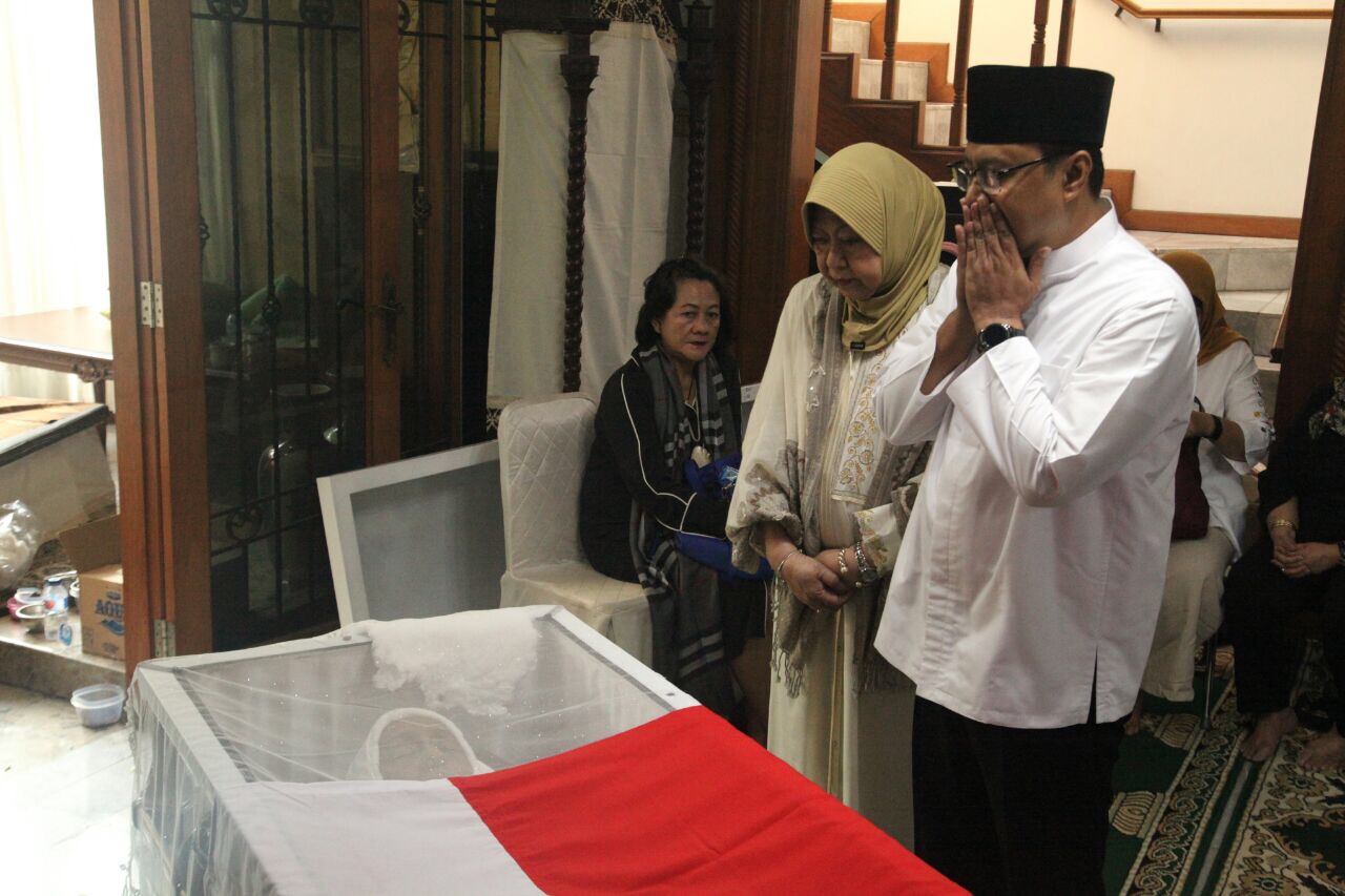 Wagub Jatim Saifullah Yusuf saat di rumah duka almarhum Basofi Sudirman