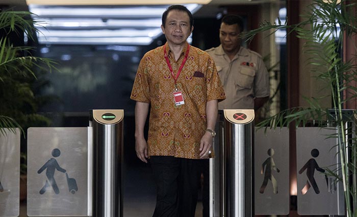 Mantan Ketua DPR Marzuki Alie berjalan di ruang tunggu saat akan menjalani pemeriksaan di gedung KPK, Jakarta, Rabu (9/8). Marzuki Alie diperiksa KPK sebagai saksi untuk tersangka Ketua DPR-RI Setya Novanto. (foto:agung rajasa/antara) 