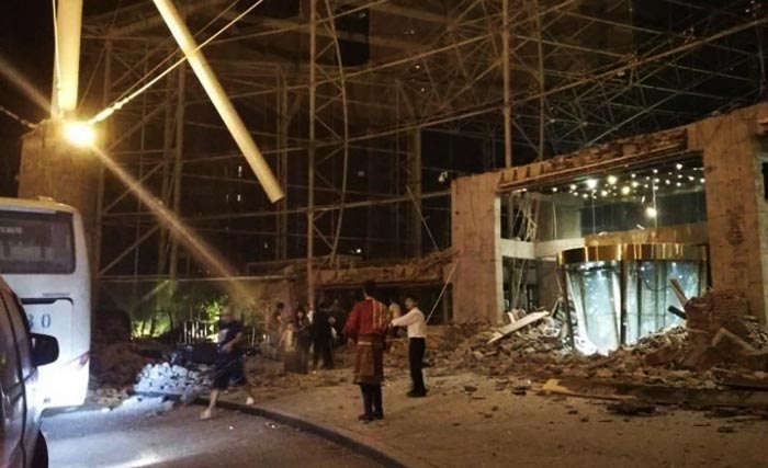 Lobi sebuah hotel hanncur setelah gempa menimpa wilayah  Jiuzhaigou di Provinsi Sichuan, China hari Selasa (8/8) malam. (foto: cnn)
