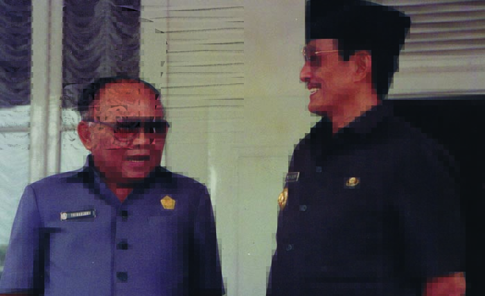 Gubernur Jatim Basofi Sudirman (kanan) dan Sekwilda Jatim Trimarjono, foto tahun 1995. Keduanya sudah almarhum. (foto: dok. anis)