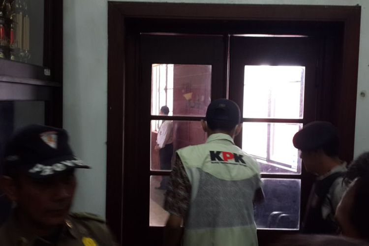 Petugas KPK ketika menggeledah salah satu ruangan di Balai Kota Malang