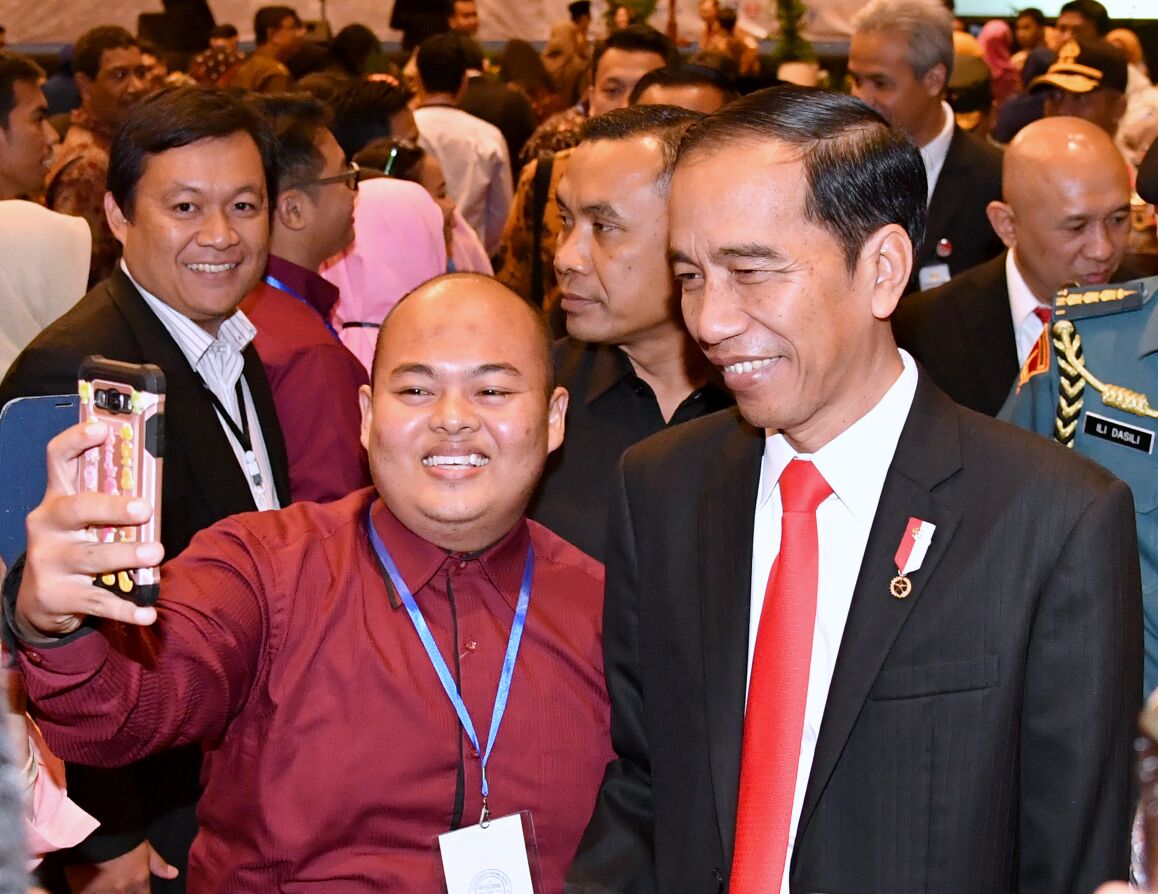 Presiden Jokowi diajak selfie seusai membuka Kongres Himpunan Indonesia untuk Pengembangan Ilmu-Ilmu Sosial (HIPIIS) ke-X, di Best Western Premier Hotel, Solo Baru, Rabu, (9/8). (Foto: Biro Pers/Setpres) 