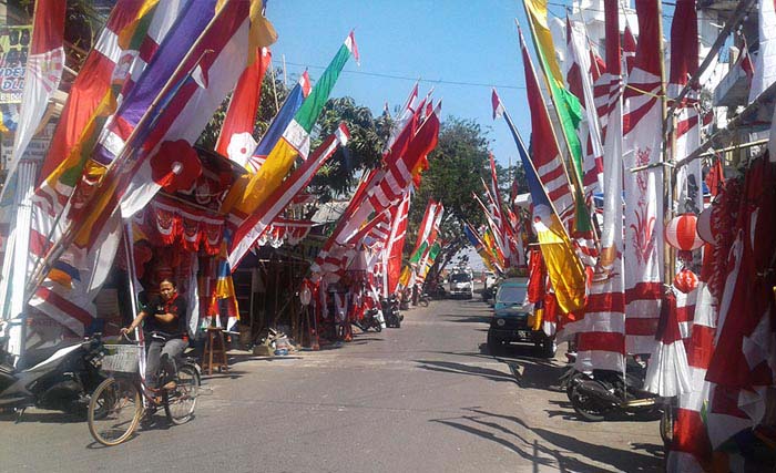 Umbul-umbul dan bendera dipasang di sepanjang Jl. Darmo Kali sebelah selatan. Suasananya mirip perayaan, padahal semuanya  adalah dagangan. (foto: anis)