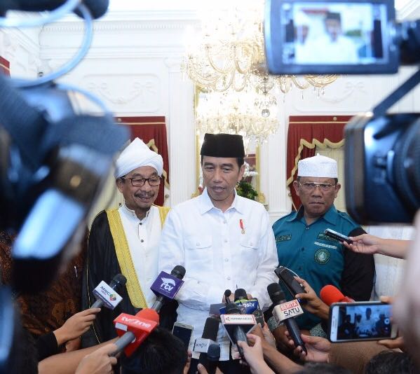 Presiden Joko Widodo memberikan keterangan kepada wartawan setelah menerima Jamaiyah Batak Muslim Indonesia di Istana Merdeka, Kamis (10/8). (Foto: Biro Pers/Setpres)