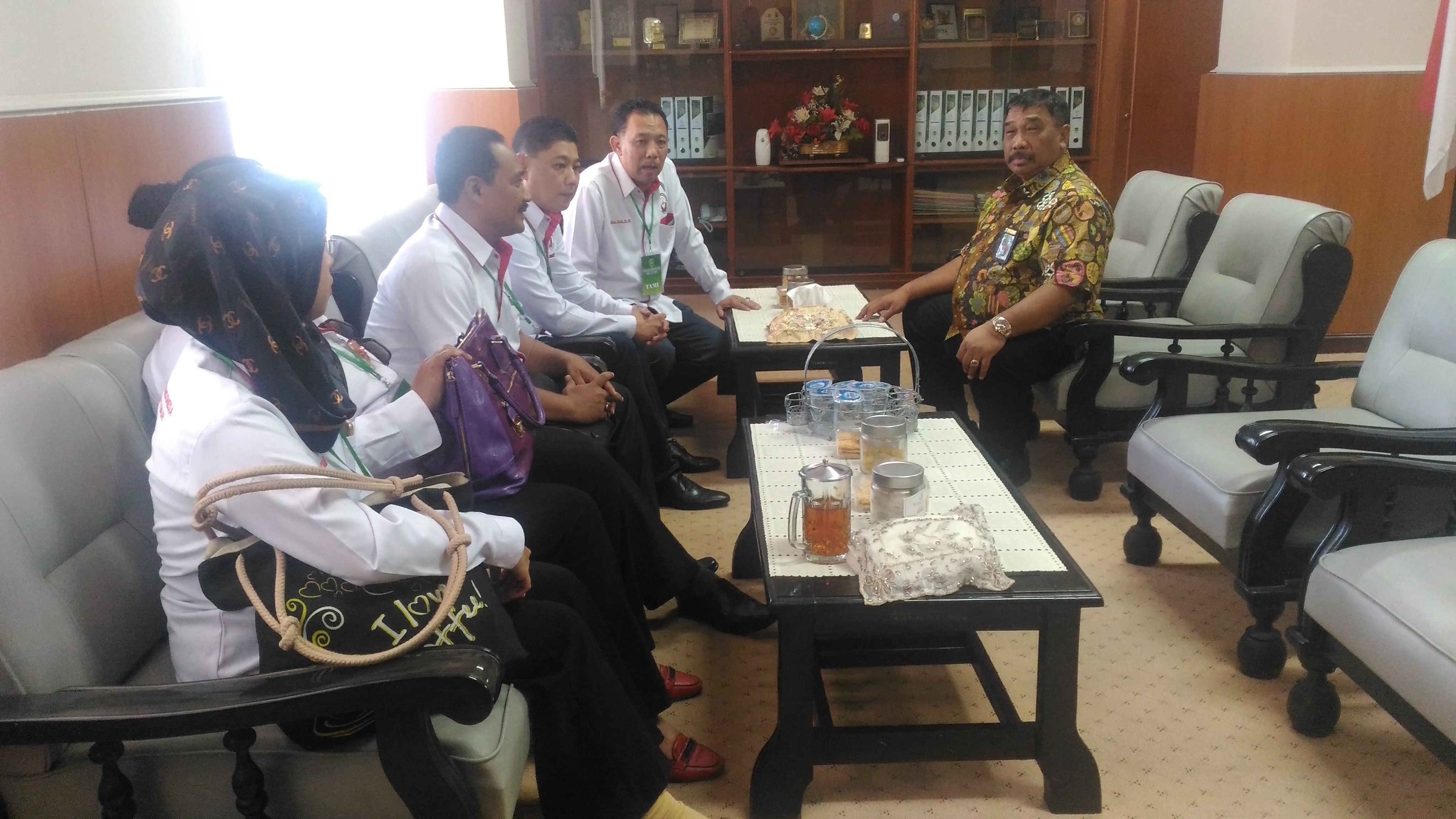 Ketua PN Surabaya, Sudjatmiko meyarankan kepada DPD KAI Jatim agar anggotanya tidak memakai mobil pribadi saat datang ke PN Surabaya karena lahan parkir terbatas. foto: ngopibareng/tomi  