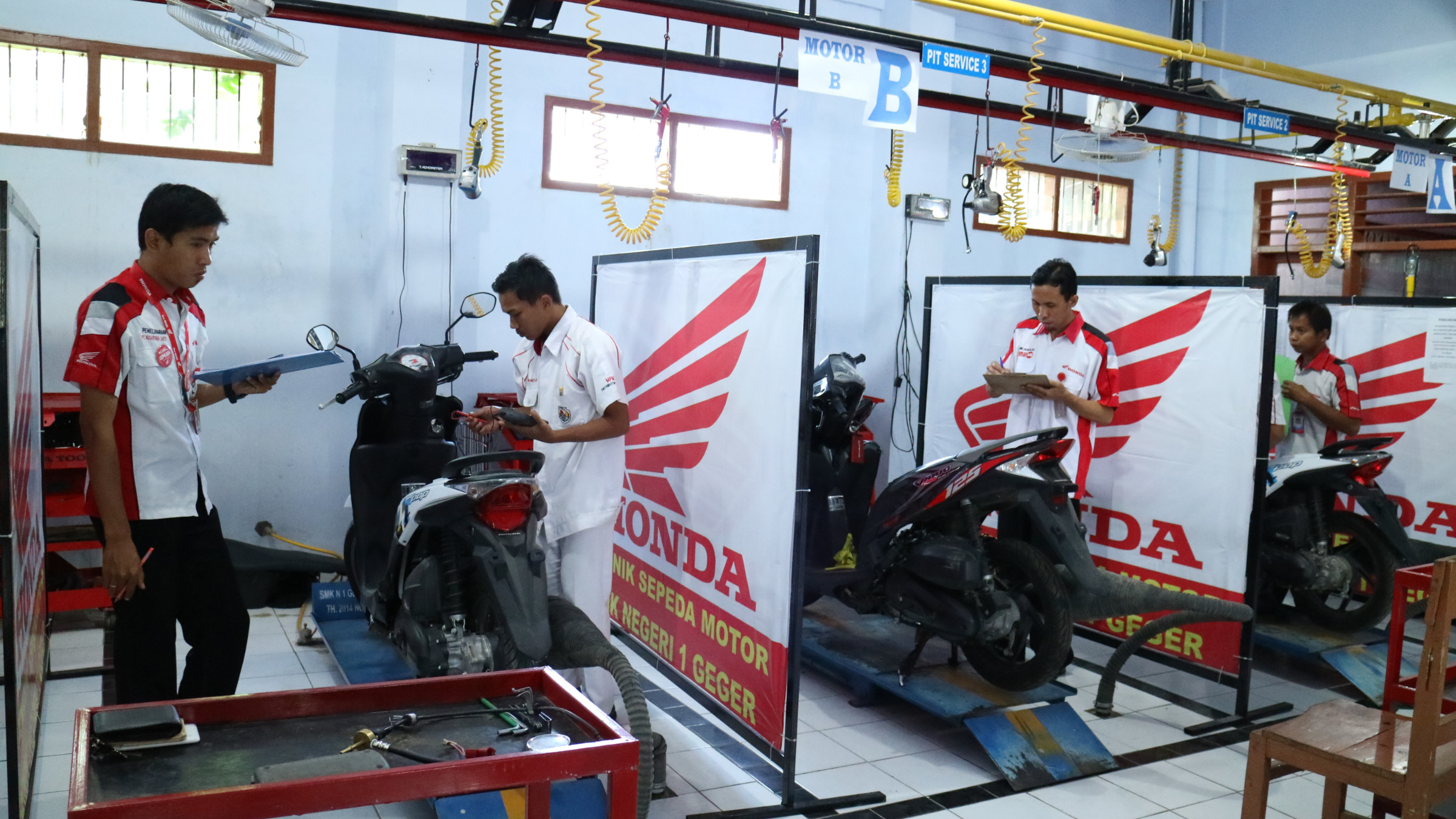 SELEKSI : PT MPM Distributor Honda melakukan uji kompetemnsi terhadap siswa lulusan SMK TSM Honda di wilayah Karesidenan Madiun
