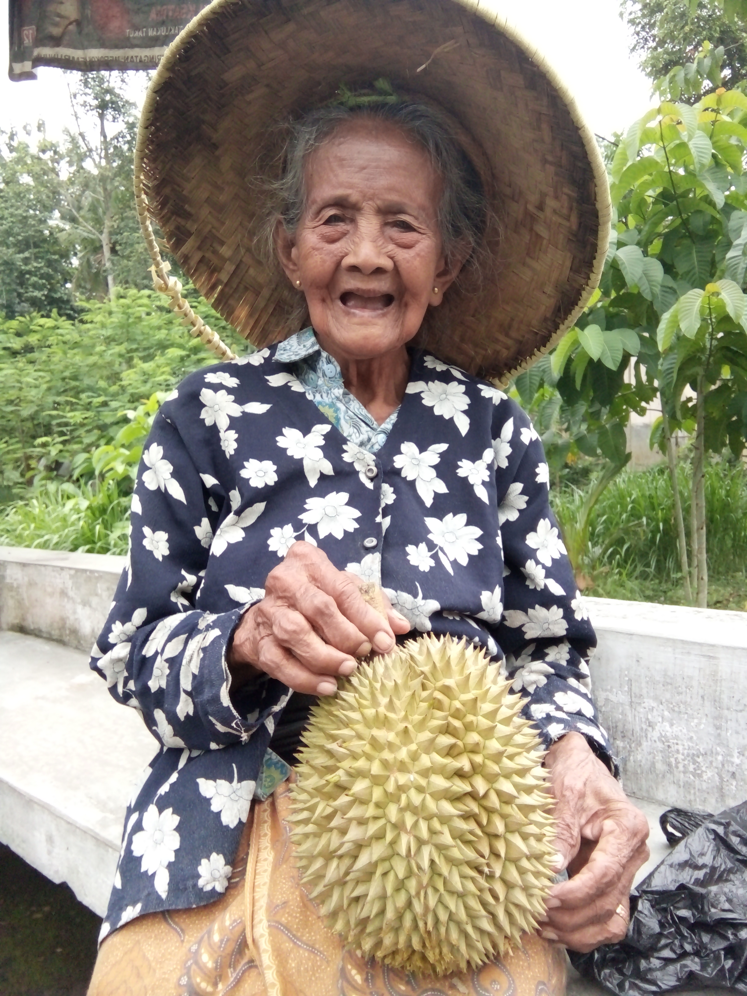 Sepuh masih bekerja keras, gendong durian dan pisang. foto:widikamidi 