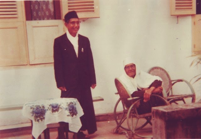 KH Imam Zarkasyi dan KH Ahmad Sahal, di antara Trimurti pendiri Pesantren Gontor Ponorogo.(dok:ngopibareng.id)
