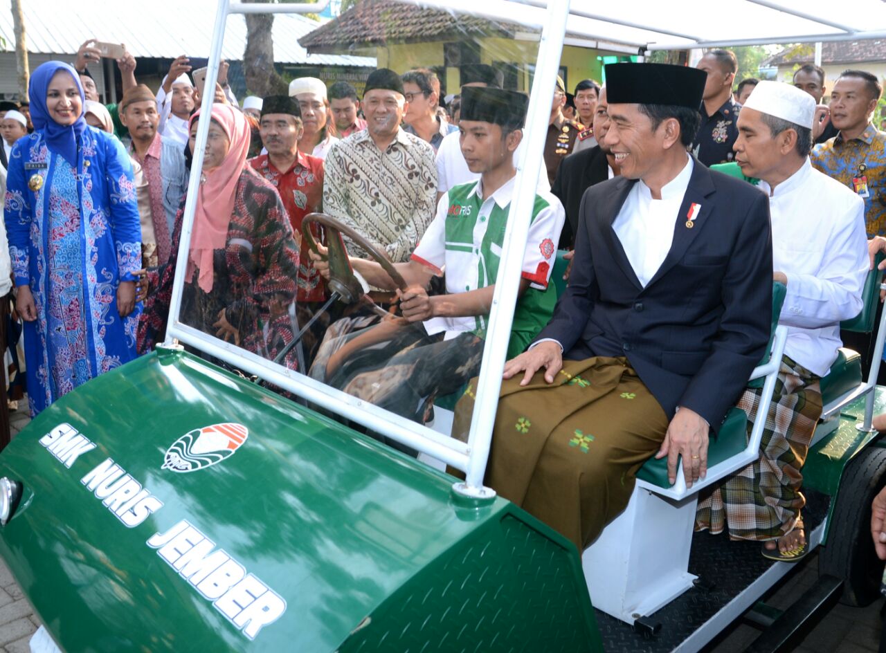 Presiden Joko Widodo mengunjungi Pondok Pesantren Nurul Islam, Kelurahan Antirogo, Kecamatan Sumbersari, Kabupaten Jember, Provinsi Jawa Timur, Sabtu (12/8). (Foto: Biro Pers/Setpres)