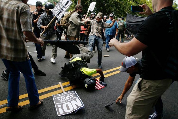 KEBENCIAN: Aksi kekerasan mewarnai aksi protes rencana perobohan patung jenderal Konfederasi di Virginia AS. (Foto Antara/AFP)