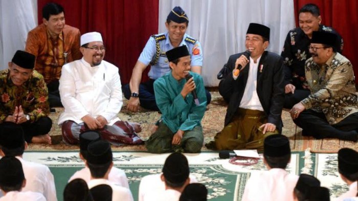 SANTRI: Presiden Jokowi berdialog dengan santri di Jember ditemani Gubernur Soekarwo dan Mendikbud Muhajir Efendi.