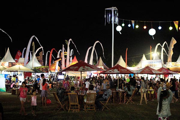 MERIAH: Malam penutupan Sanur Village Festival 2017 yang meriah.