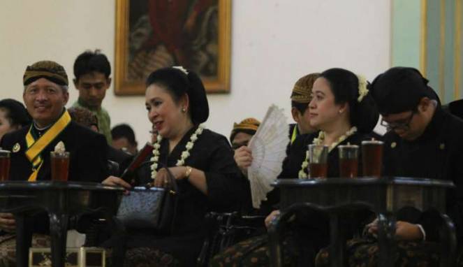 KIRAB: Titiek Soeharto dan Puan Maharani saat mengikuti kiran 1 Suro di Keraton Solo.
