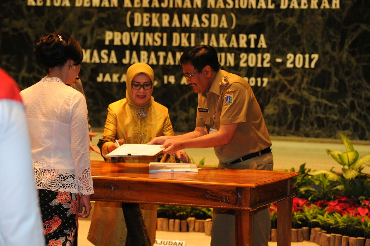Mufidah Jusuf Kalla melantik pengurus Dekranasda DKI (foto Jeri Wong)