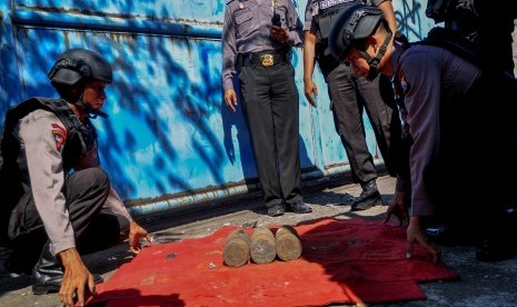 Polisi amankan peluru di SD Negri Surabaya (foto:antara news)
