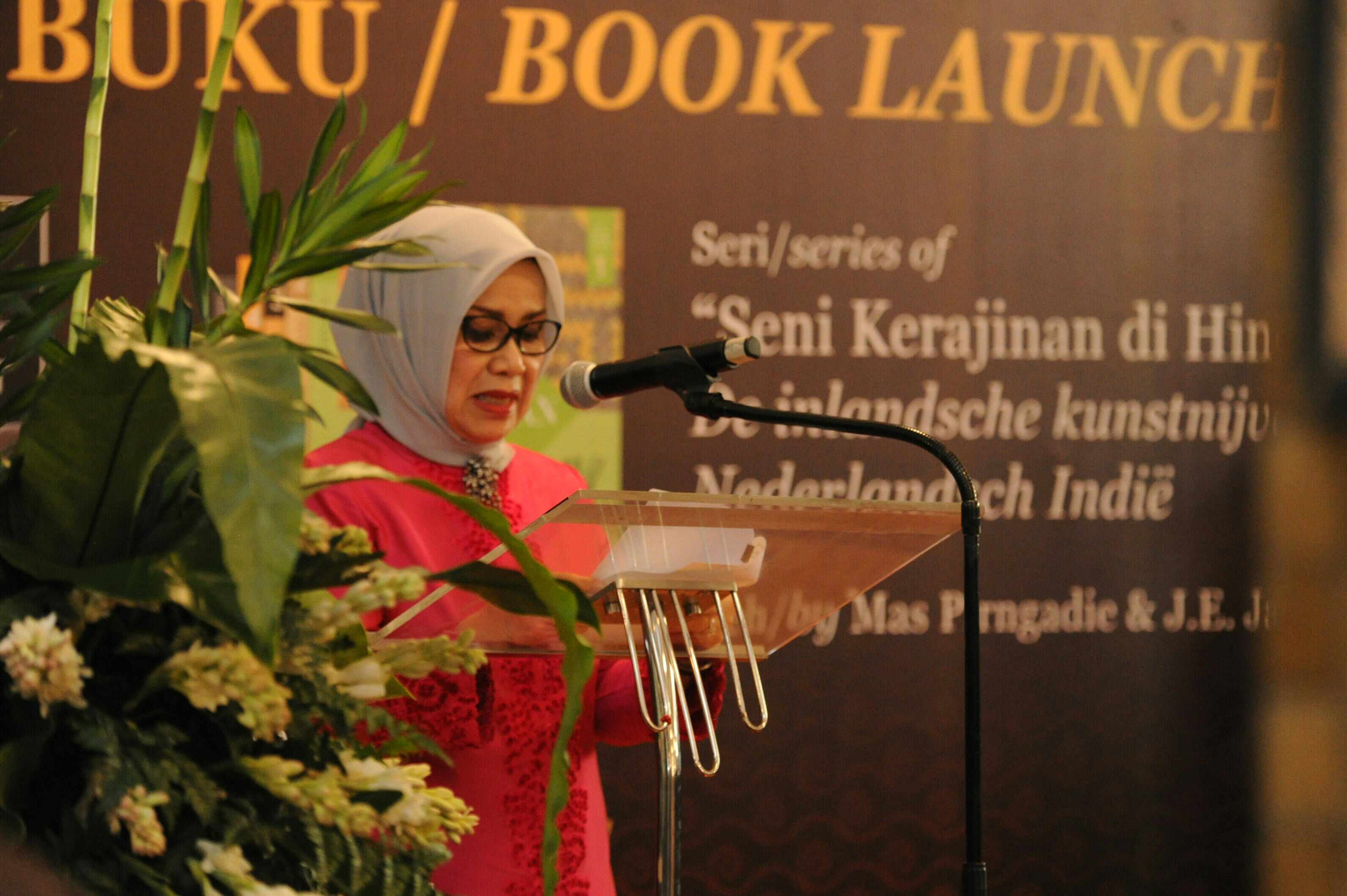 Ibu Mufidah Jusuf Kalla memberikan sambutan foto Jeri Wong