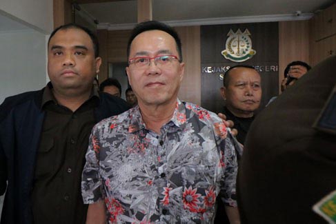 Henry J Gunawan ketika digiring menuju mobil tahanan Kejari Surabaya, belum lama ini. foto;antara