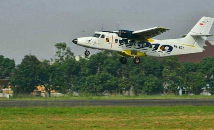 Pesawat pertama N219 produksi  PT Dirgantara Indonesia hari Rabu (16/8) pagi  melakukan uji coba penerbangan perdana di Bandara Husein Sastranegara Bandung, dipiloti Kapten Esther Gayatri Saleh. (foto: viva)