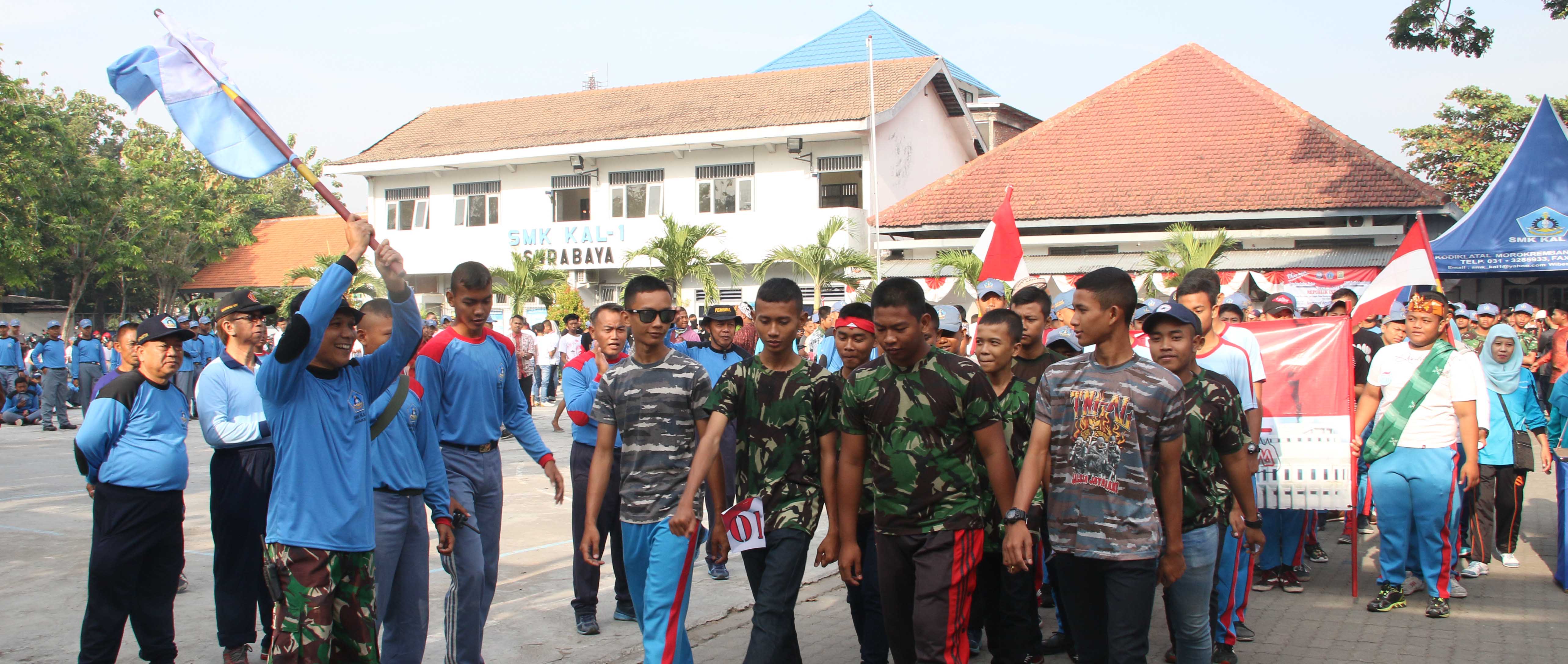 Kepala Sekolah SMK KAL-1 Drs Burhan,M.Pd  melepas peserta karnaval dalam rangka pringatan HUT Kemerdekaan RI ke-72
