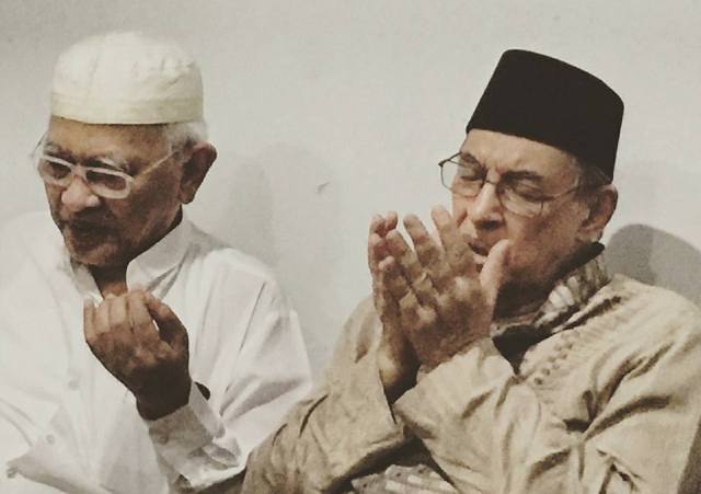 Gus Mus ketika berdoa diamini Prof M Quraish Shihab. (foto: dok)