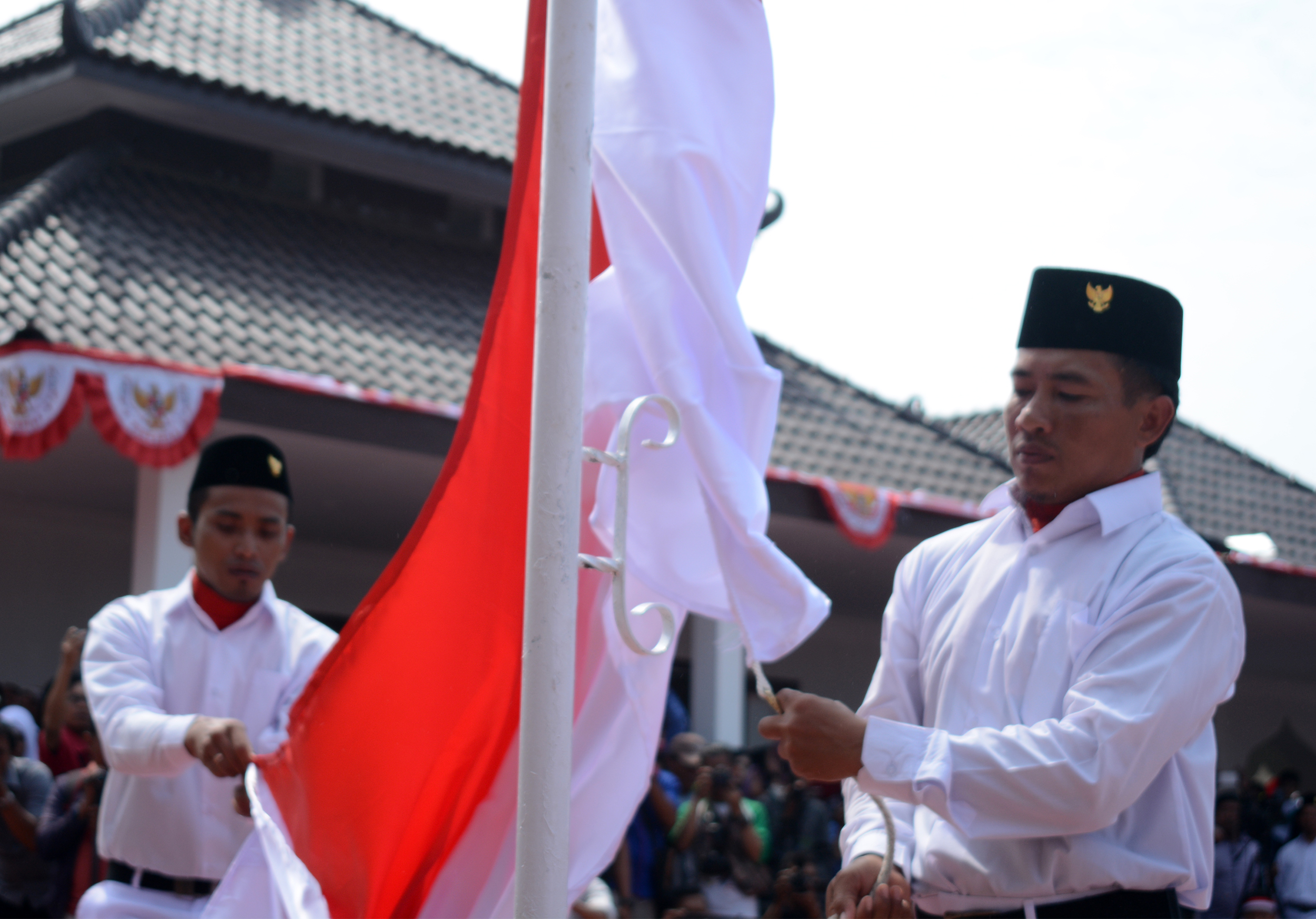 Pengibaran bendera merah putih, dari keluarga teroris di Lamongan. (foto: ngopibareng.id)