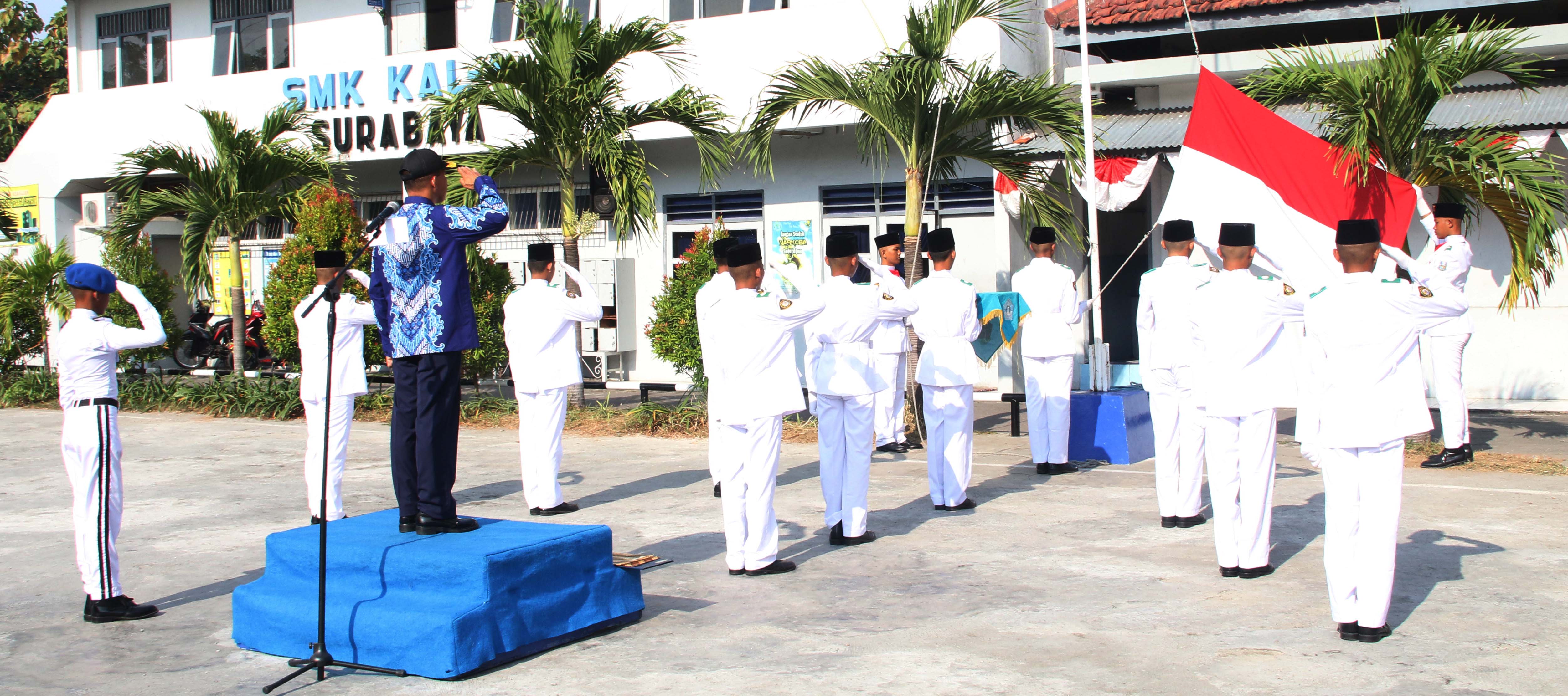PENGHORMATAN : Kepala Sekolah SMK KAL-1 Drs Burhan,M.Pd memimpin penghormatan kepada bendera merah putih  saat upacara peringatan HUT Kemerdekaan RI ke-72