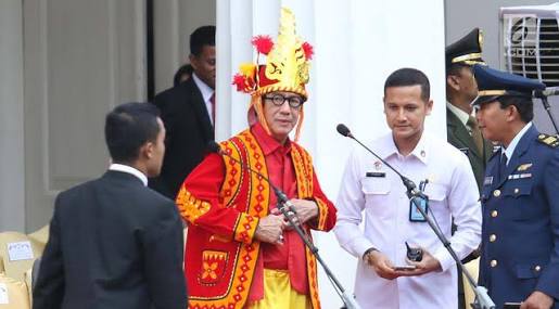 BUSANA: Menkumham Yasona Laoly mengenakan busana adat Nias saat mengikuti upacara kemerdekaan RI di Istana Negara. 