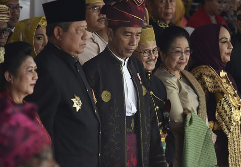 KUMPUL: Presiden Joko Widodo bersama mantan Presiden SBY, Megawati Soekarnoputri, dan BJ Habibie di Istana Negara.