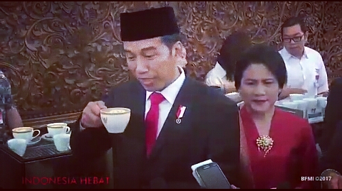 Presiden Joko Widodo begitu asyik dengan sajian kopi Indonesia. foto:dok