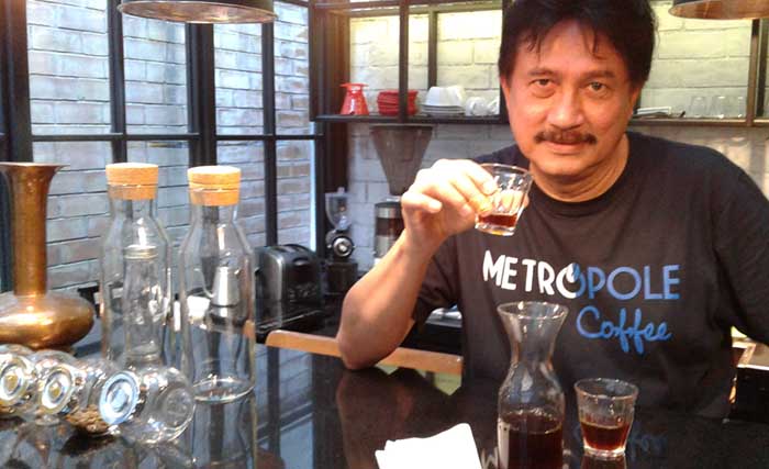 Wally Mohammad di coffee bar dalam rumahnya di Surabaya. (foto: anis)