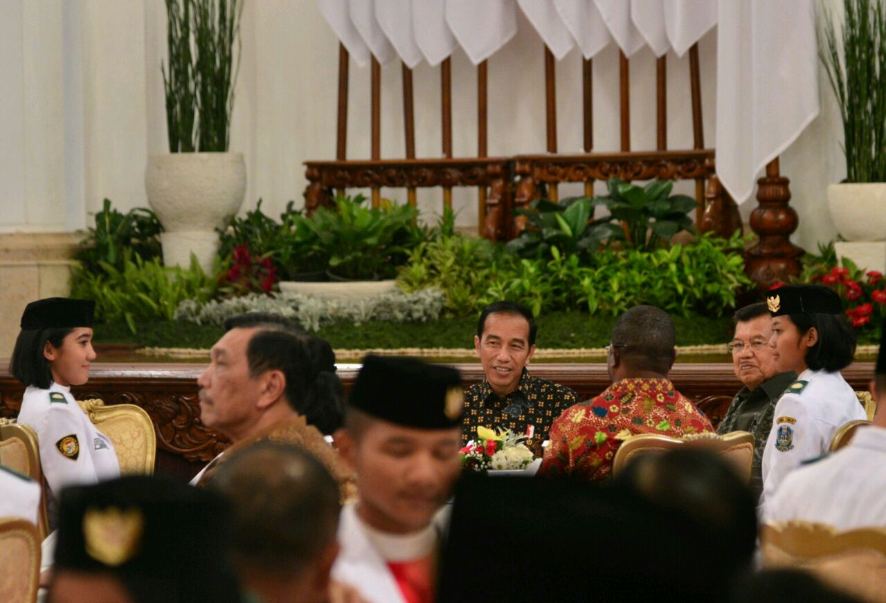 Presiden Joko Widodo bersama para pendukung acara Hari Ulang Tahun ke-72 Republik Indonesia, Jumat, 18 Agustus 2017, di Istana Negara. (Foto: Biro Pers/Setpres)