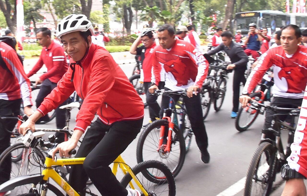 GOWES: Presiden Joko Widodo menyempatkan olah raga pagi dengan gowes di Car Free Day di Thamrin Jakarta. (Foto Biro Pers Setpres)