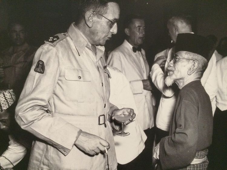 DIPLOMASI: Haji Agus Salim dalam suatu jamuan diplomasi di Inggris. (foto: Seratus Tahun HAS)