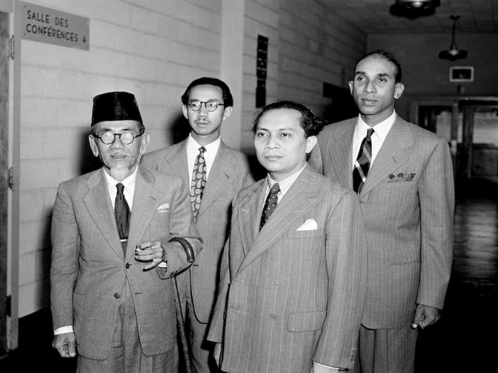 Haji Agus Salim dan Sutan Sjahrir, di belakangnya Sumitro Djojohadikusumo dan Charles Tambu (foto:dok)