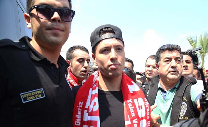 Samir Nasri (tengah) hari Minggu (20/8) kemarin tiba di Istambul, Turki untuk bergabung dengan tim besar Turki Antalyaspor. (foto: wixsports)