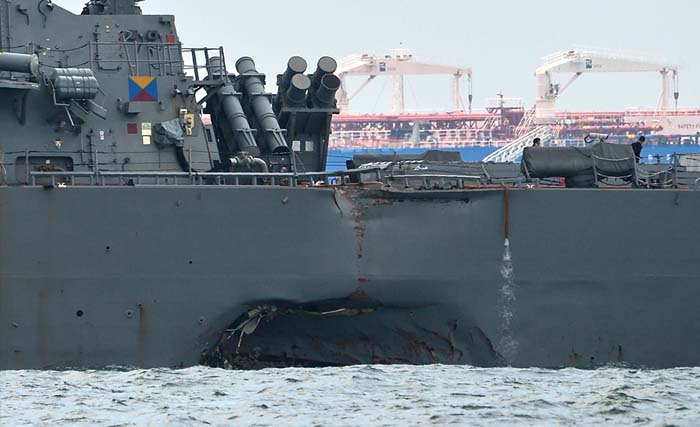 Kapal perusak USS John S. McCain mengalami kerusakan dengan lubang besar akibat bertabrakan dengan kapal tanker minyak di luar pangkalan angkatan laut Changi di Singapura pada 21 Agustus 2017. Sebanyak 10 pelaut dikabarkan masih hilang dan lima lainnya terluka pada 21 Agustus setelah bertabrakan dengan kapal tanker di sebelah timur Singapura. (foto: afp) 