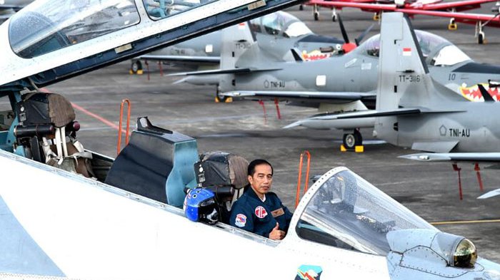 SUKHOI: Presiden Jokowi saat mencoba kabin pesawat tempur produk Rusia Sukhoi. 