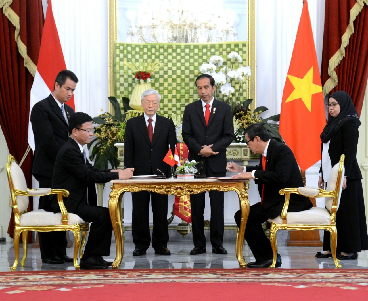 Presiden Jokowi dan Sekjen PRSV Nguyen Phu Trong menyaksikan penandatanganan kerjasama antara Indonesia dan Vietnam di Istana Merdeka Jakarta. (Foto Biro Pers/Setpres)