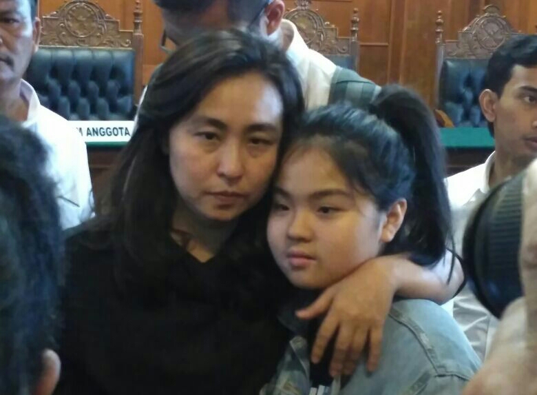 Trisulowati alias Chinchin langsung memeluk Lawrence, putrinya usai dinyatakan majelis hakim tidak bersalah. Foto:ngopibareng.id/tom