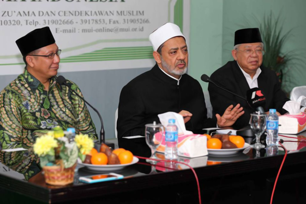 Sheikh Ahmed el-Tayeb, Imam Besar Al-Azhar, ketika bersama Menag Lukman Hakim dan KH Ma'ruf Amin.